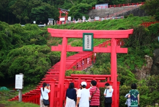 Ngôi đền ven biển có 123 cổng đỏ rực ở Nhật Bản - Đền Motonosumi Inari